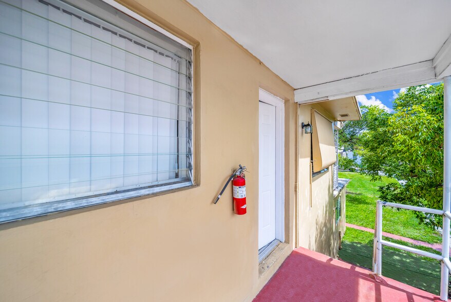 More Photos Of 1943-1947 Buchanan St, Hollywood Apartments For Sale