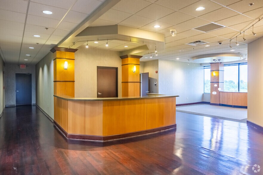 More Photos Of 3900 Olympic Blvd, Erlanger Office For Sale