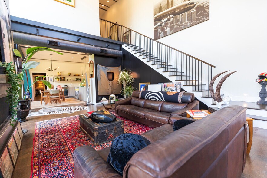 More Photos Of 4770 Iberia Ave, Dallas Showroom For Sale