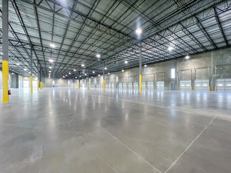 More Photos Of 11708 McAngus Rd, Del Valle Warehouse For Lease