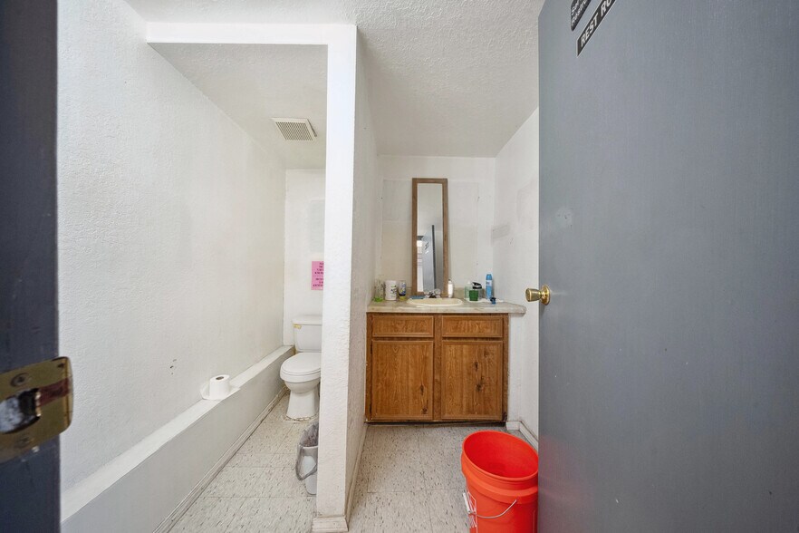 More Photos Of 1018-1020 E San Antonio Ave, El Paso Freestanding For Sale