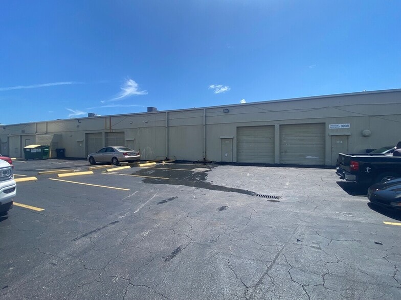 More Photos Of 3908 N 29th Ave, Hollywood Warehouse For Lease