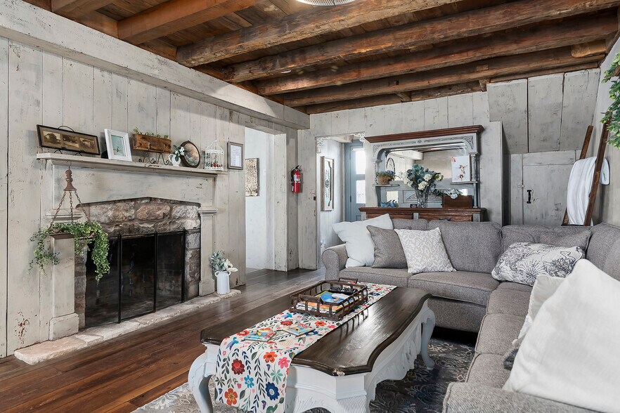 More Photos Of 104 E Austin St, Fredericksburg Storefront Retail Residential For Sale