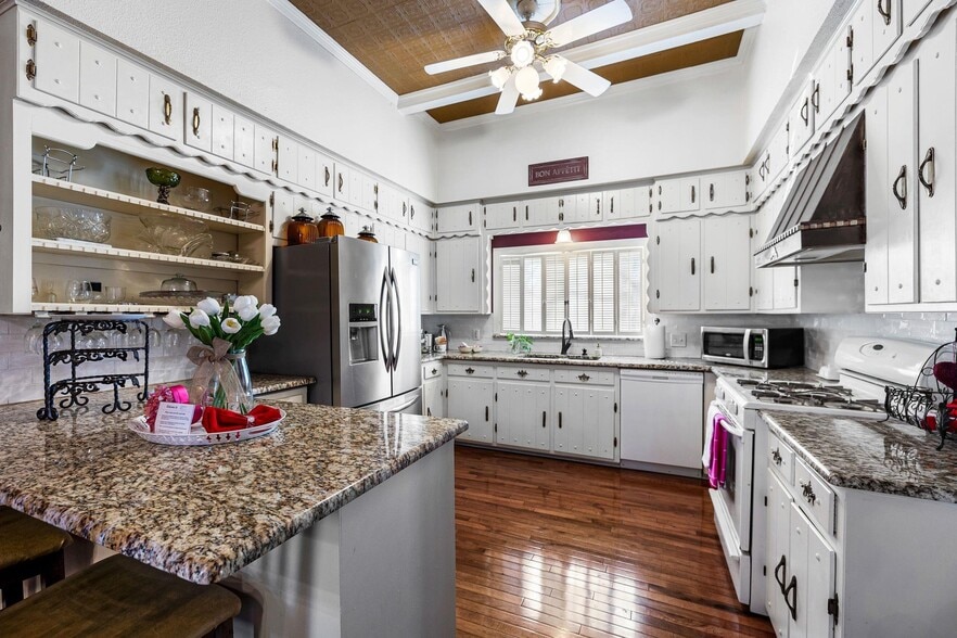 More Photos Of 123 W Doyle St, Granbury Hospitality For Sale