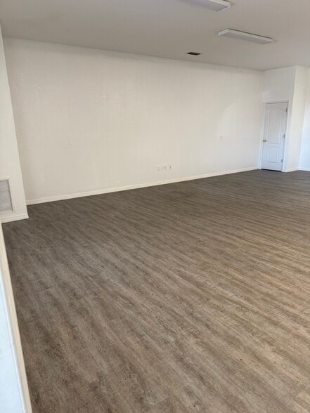 More Photos Of 4751 E Moody Blvd, Bunnell Showroom For Lease