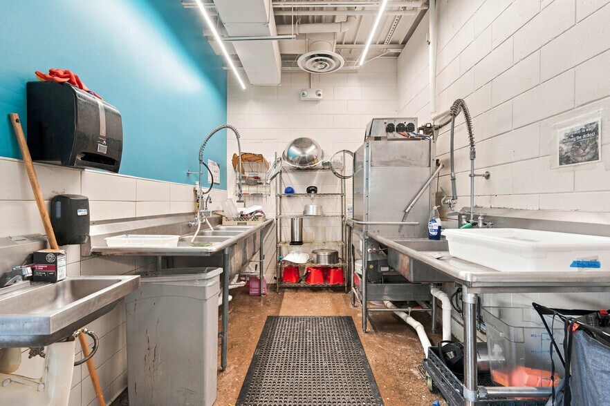 More Photos Of 1018 Poyntz Ave, Manhattan Flex For Sale