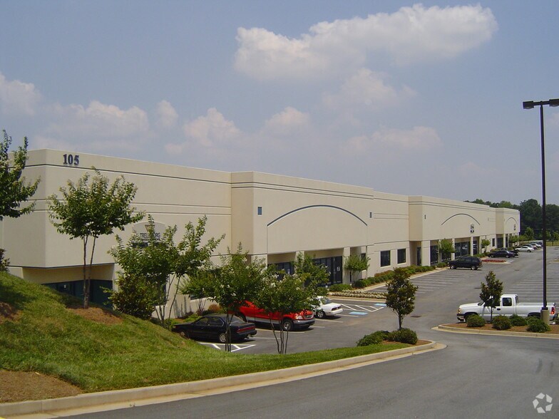 More Photos Of 105 Forest Pky, Forest Park Warehouse For Lease