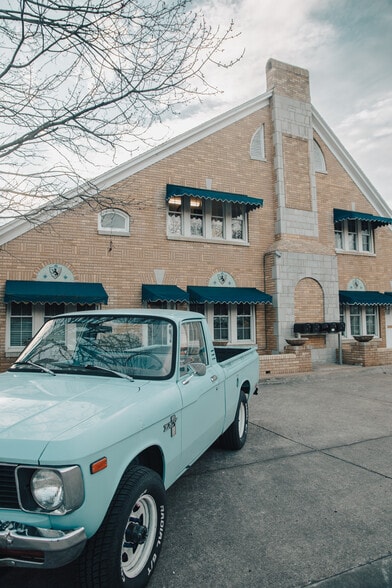 More Photos Of 355 N College Ave, Fayetteville Office Residential For Lease