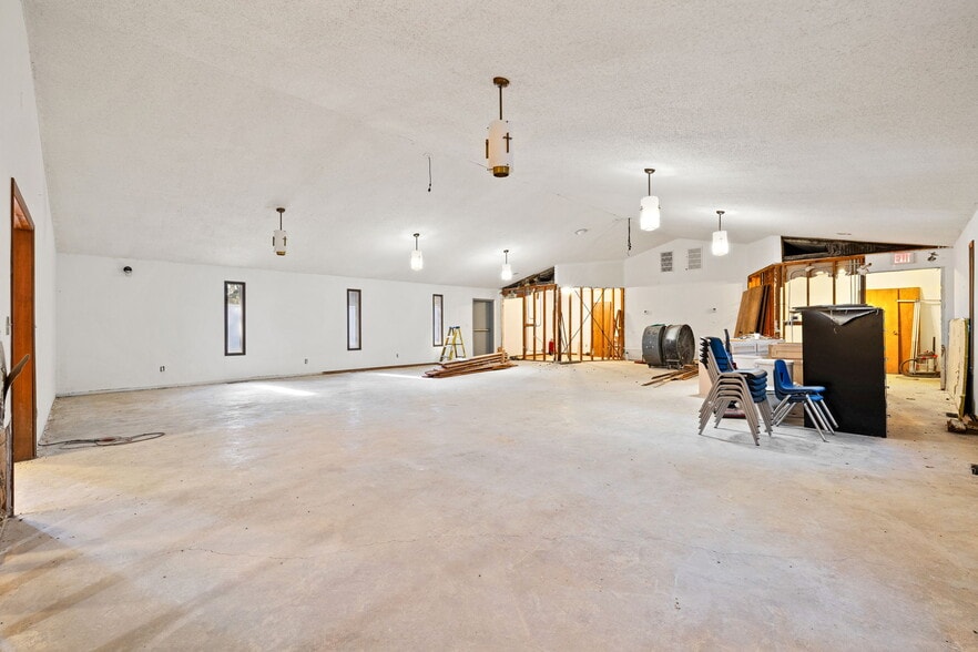 More Photos Of 115 N 8th St, Yukon Religious Facility For Sale