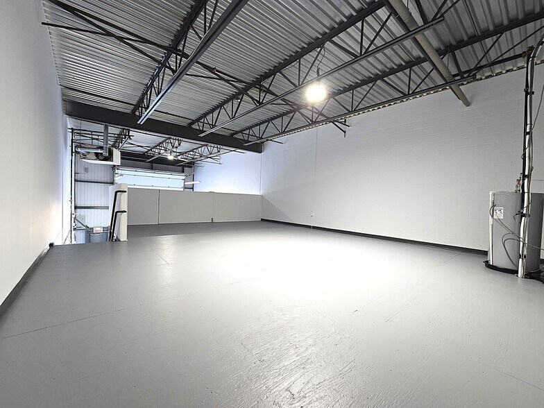 More Photos Of 557-577 Boul du Curé-Boivin, Boisbriand Warehouse For Sale