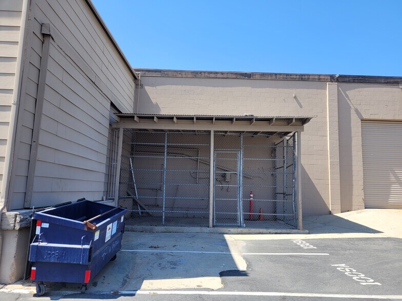 More Photos Of 1009-1033 Brooks St, Ontario Warehouse For Lease