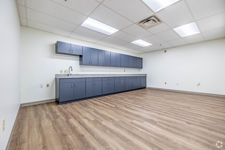 More Photos Of 1405 Worldwide Blvd, Hebron Warehouse For Lease