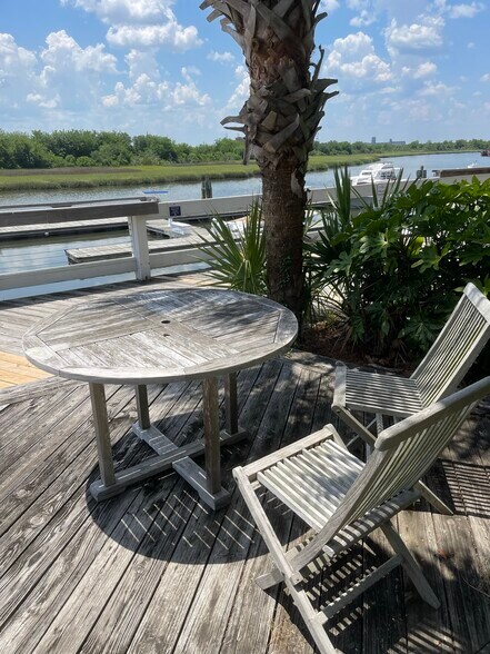 More Photos Of 670 Marina Dr, Charleston Office For Lease