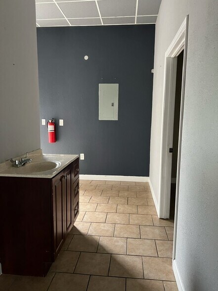 More Photos Of 403 E Stan Schlueter Loop, Killeen Freestanding For Lease