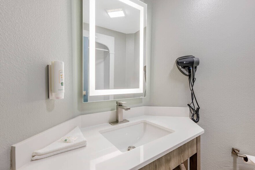 More Photos Of 412 US-70, Ruidoso Hotel For Sale