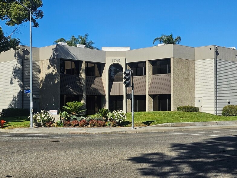 More Photos Of 1745 W Orangewood Ave, Orange Unknown For Lease