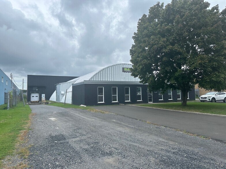More Photos Of 3600 Boul Losch, Saint-hubert Warehouse For Lease