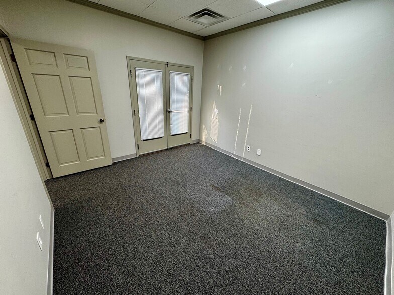 More Photos Of 6800 W 107th St, Overland Park Office For Sale