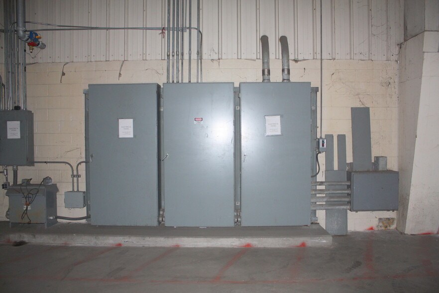 More Photos Of 27 Neil Gunn Rd, Ellisville Distribution For Lease