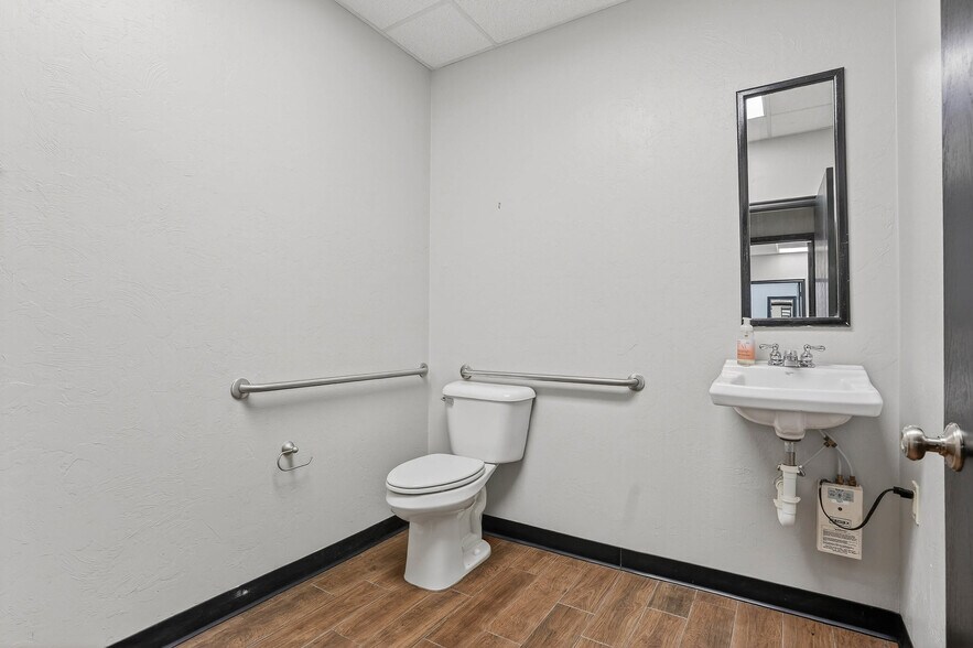 More Photos Of 17311 NE 23rd St, Choctaw Office For Sale