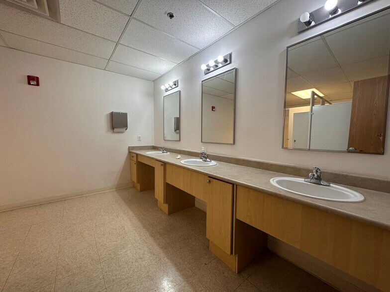 More Photos Of 987 Stewart Rd, Monroe Office For Lease