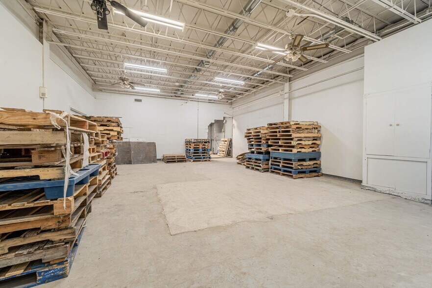 More Photos Of 8515 Av 9e, Montréal Light Manufacturing For Lease