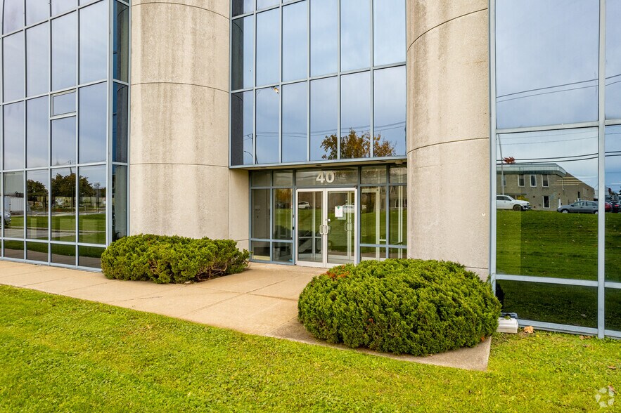 More Photos Of 40 Ch Du Tremblay, Boucherville Warehouse For Lease
