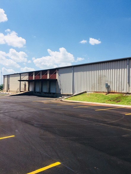 More Photos Of 3324 N I-35 Service Rd, Oklahoma City Distribution For Sale
