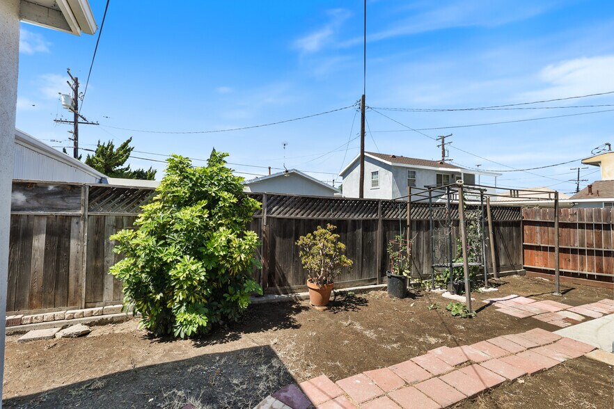 More Photos Of 15323 Paramount Blvd, Paramount General Retail For Sale