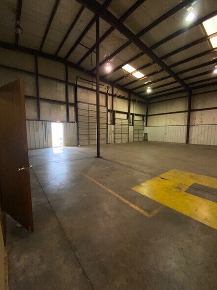 More Photos Of 400 S Eagle Ln, Oklahoma City Warehouse For Lease