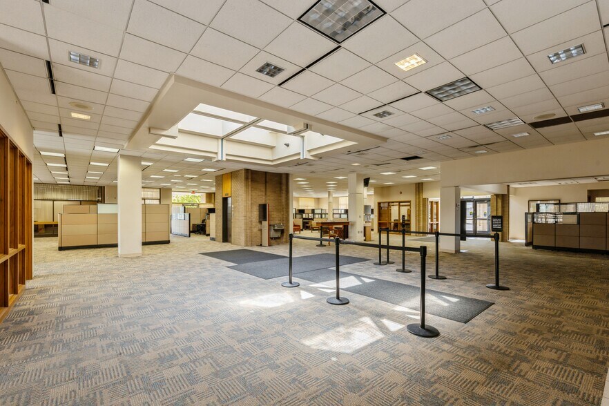 More Photos Of 4505 Douglas Ave, Des Moines General Retail For Sale