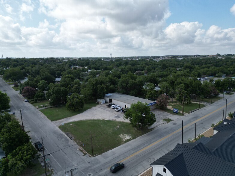 More Photos Of 1413 W San Antonio St, New Braunfels Freestanding For Sale