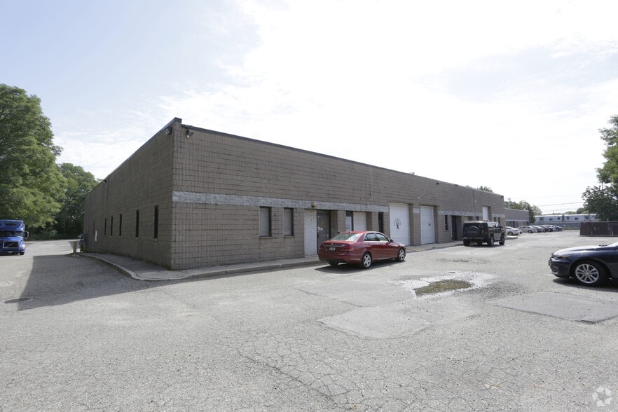 More Photos Of 561 Acorn St, Deer Park Warehouse For Lease
