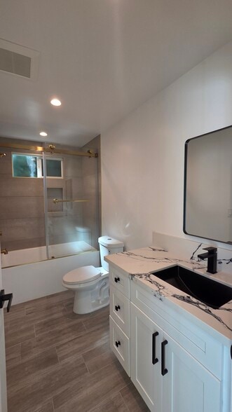 More Photos Of 19100 Victory Blvd, Tarzana Apartments For Lease
