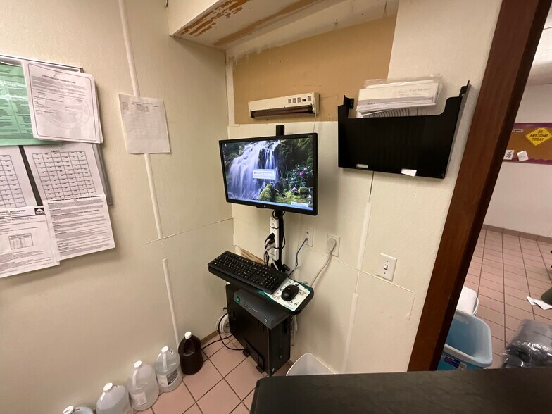 More Photos Of 3240 Briarfield Blvd, Maumee Veterinarian Kennel For Sale