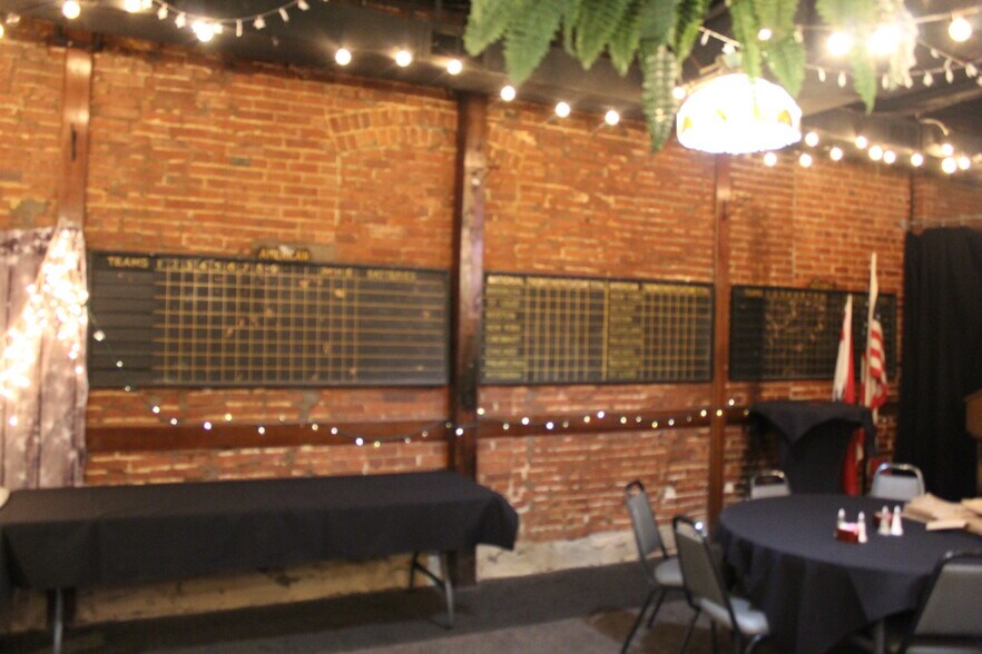 More Photos Of 210 Commercial Way, Jefferson City Flex For Sale
