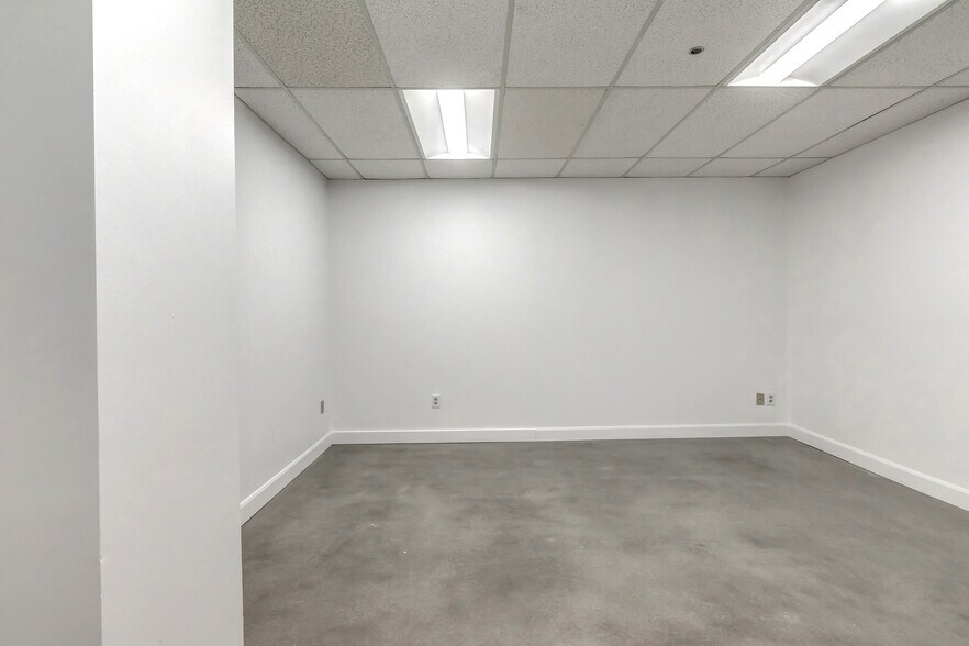 More Photos Of 6855 Av De L'épée, Montréal Office For Lease
