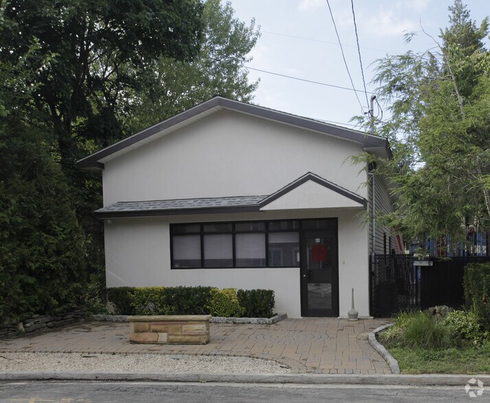 More Photos Of 40 Willis Ave, Syosset Warehouse For Lease