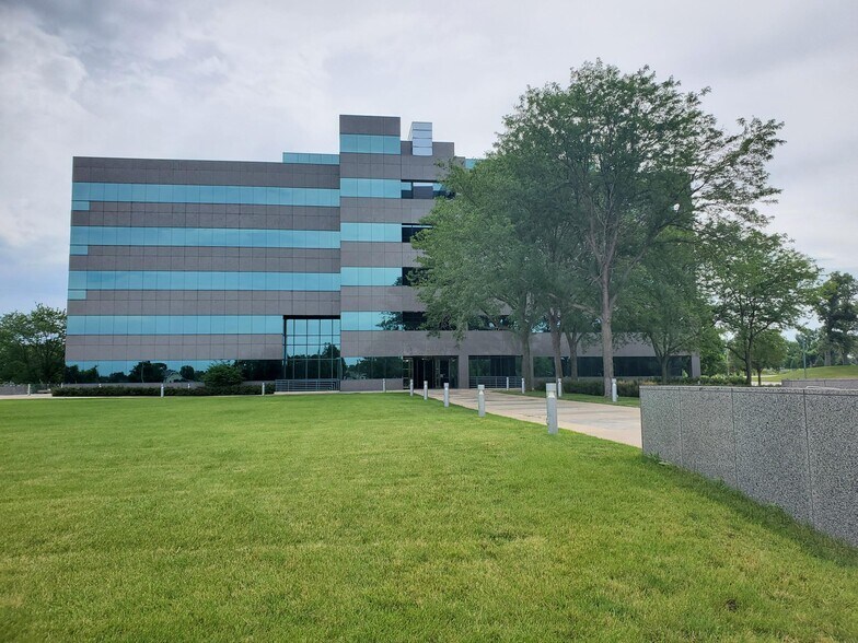 More Photos Of 4515 N River Blvd, Cedar Rapids Unknown For Lease