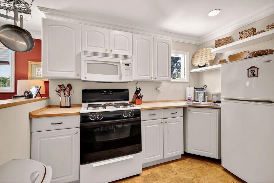 More Photos Of 107 E 35th St, Savannah Office For Sale