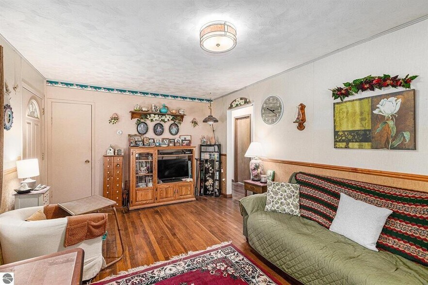 More Photos Of 519 Lake St, Frankfort Hotel For Sale