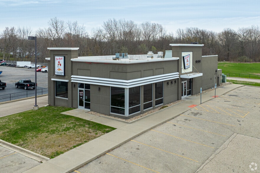 Primary Photo Of 800 W Walnut St, Watseka Fast Food For Lease