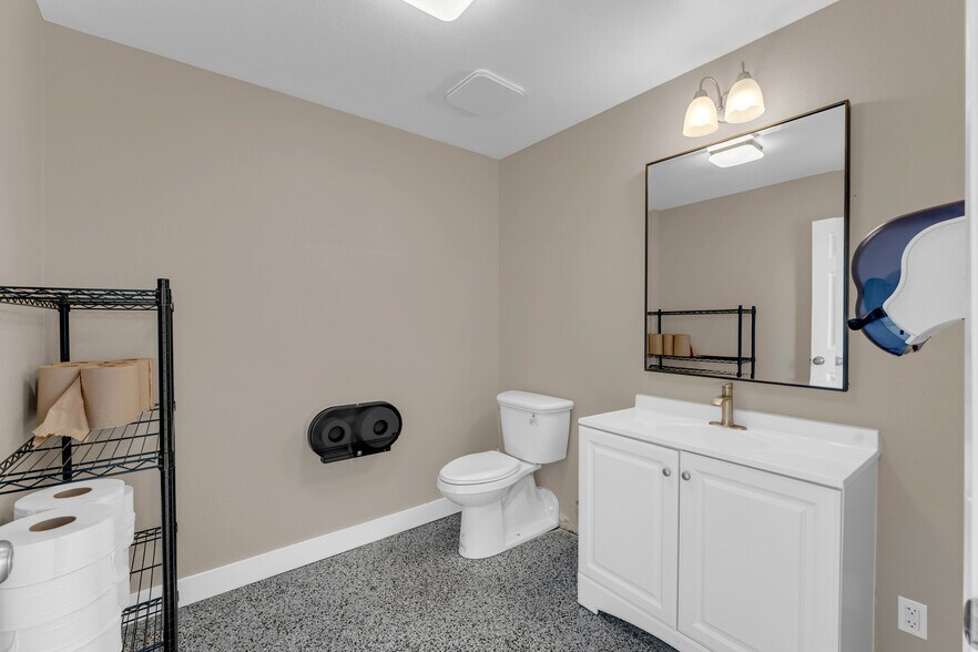 More Photos Of 201 W 9th St, Burnet Warehouse For Sale