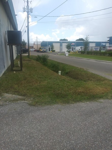 More Photos Of 5017 N Coolidge Dr, Tampa Warehouse For Lease