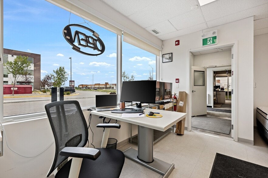 More Photos Of 10985 38th St NE, Calgary Warehouse For Sale