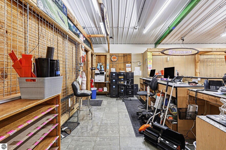 More Photos Of 414 S Mitchell St, Cadillac General Retail For Lease