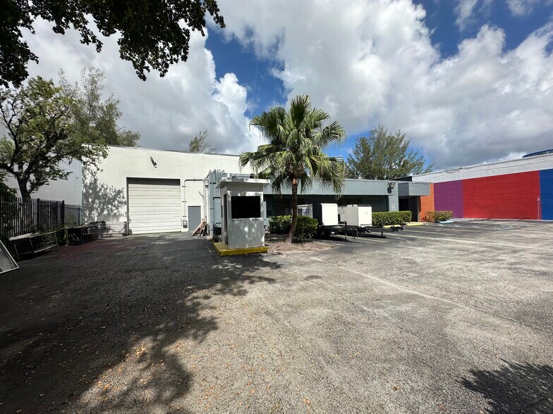 More Photos Of 2350 NW 96th Ave, Doral Flex For Lease