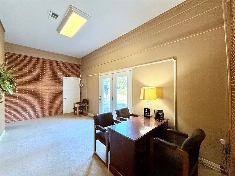 More Photos Of 2802 W Main St, Russellville Office For Sale