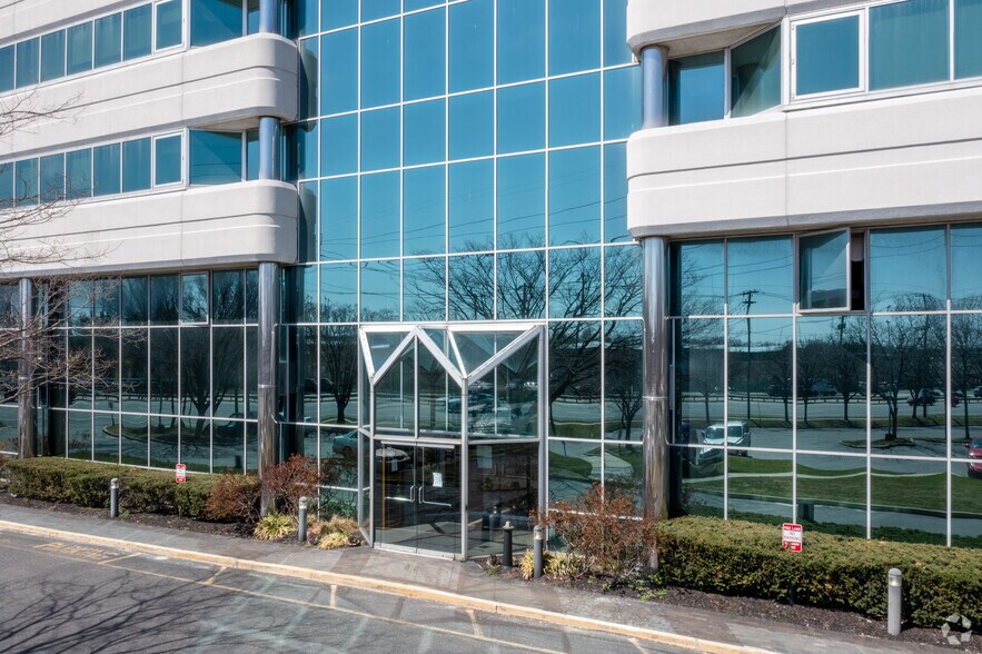 More Photos Of 1601 Veterans Memorial Hwy, Islandia Office For Lease