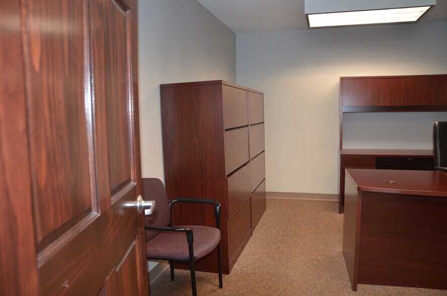 More Photos Of 718 N Bridge St, Yorkville Office For Lease